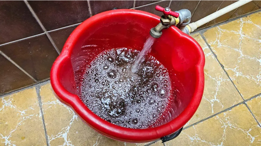 Ya son siete meses de crisis de agua en la ZMG; 650 colonias con agua turbia y maloliente