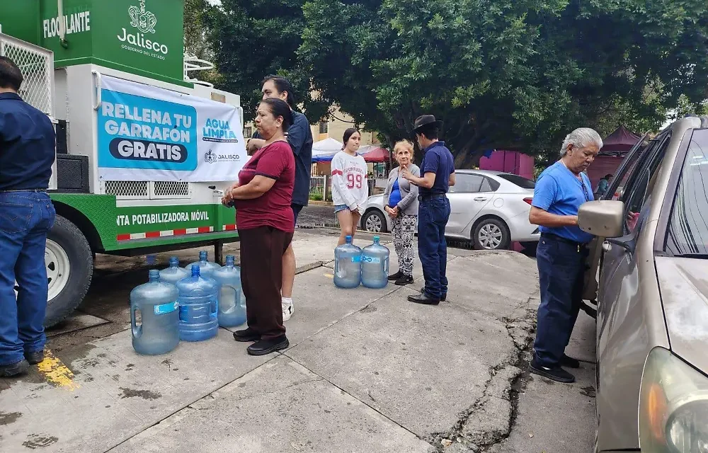 Adultos mayores enfrentan dificultades para trasladar agua gratuita desde el módulo de El Sauz hasta sus viviendas
