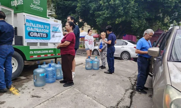 Adultos mayores enfrentan dificultades para trasladar agua gratuita desde el módulo de El Sauz hasta sus viviendas