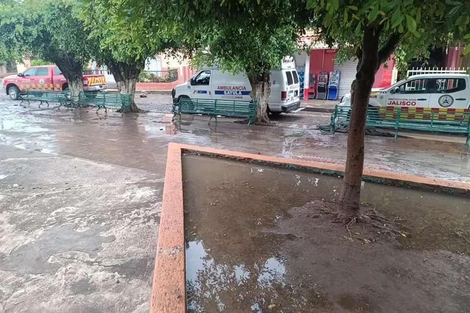 Desborda río en Sayula; afecta a 100 viviendas