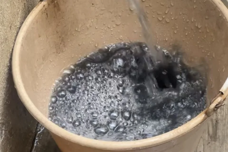 Vecinos del AMG reportan malestares por agua sucia del SIAPA
