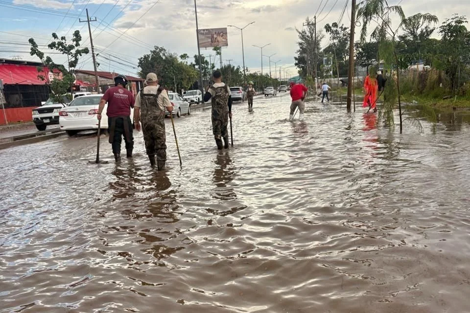 ‘Ahoga’ basura a Camino Real a Colima
