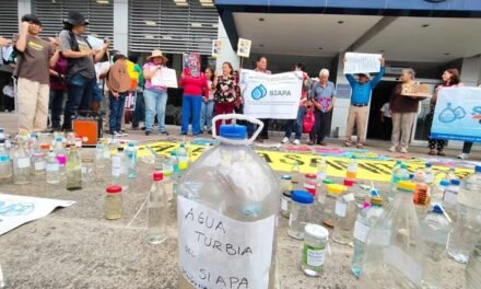 Tapatíos se bañan con goggles, usan filtros y captan la lluvia mientras llega solución al agua contaminada