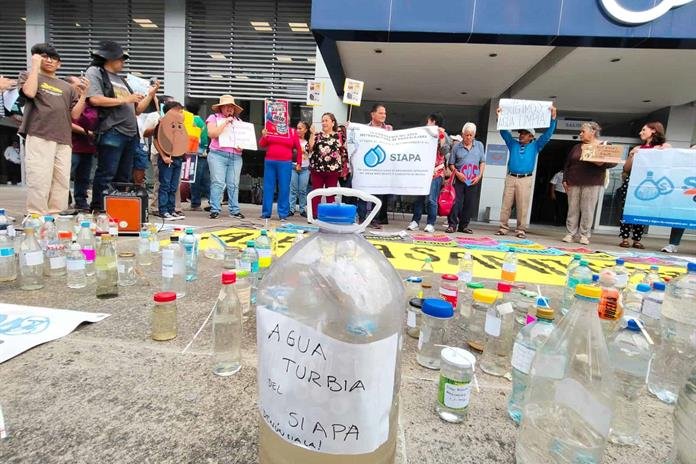 Tapatíos se bañan con goggles, usan filtros y captan la lluvia mientras llega solución al agua contaminada