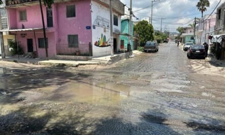 Vecinos de la colonia Carlos Rivera Aceves viven entre aguas negras