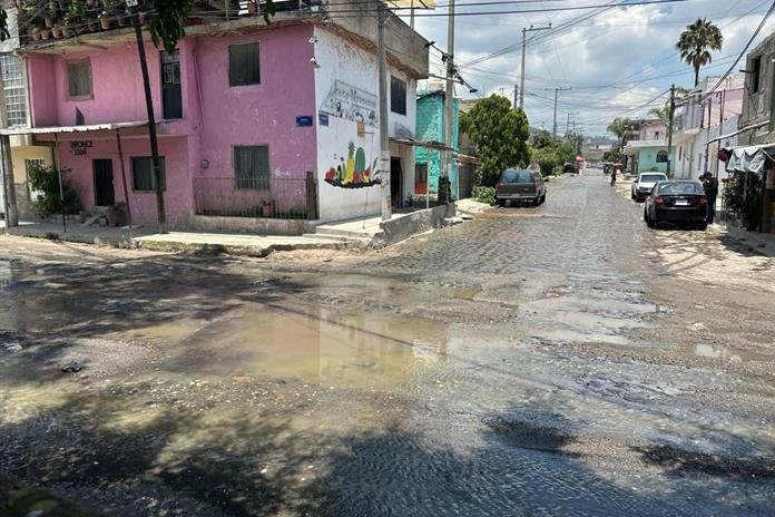 Vecinos de la colonia Carlos Rivera Aceves viven entre aguas negras