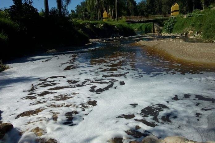 Denuncian que basureros contaminan río Milpillas en Zapopan