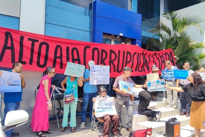 Escala protesta por agua contaminada; denuncian al SIAPA y anuncian megamarcha