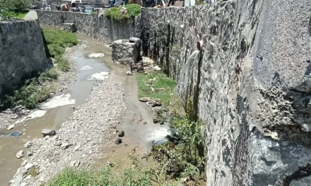 Arroyo Seco, el cauce sin agua que huele a abandono