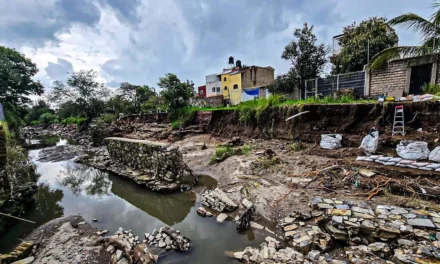 Arroyo Seco ya no ruge; cambió de rostro y el olor a drenaje rompe la calma de quienes viven junto al cauce