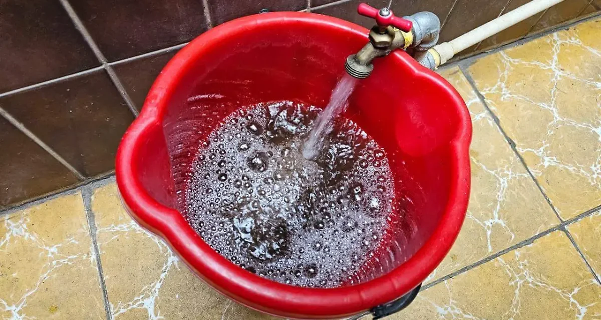 Persiste agua contaminada en colonias del norte de Zapopan; vecinos denuncian olor fétido y riesgo para la salud