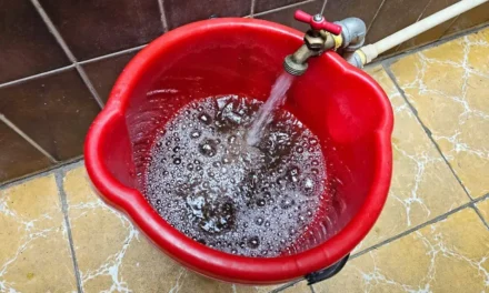 Persiste agua contaminada en colonias del norte de Zapopan; vecinos denuncian olor fétido y riesgo para la salud
