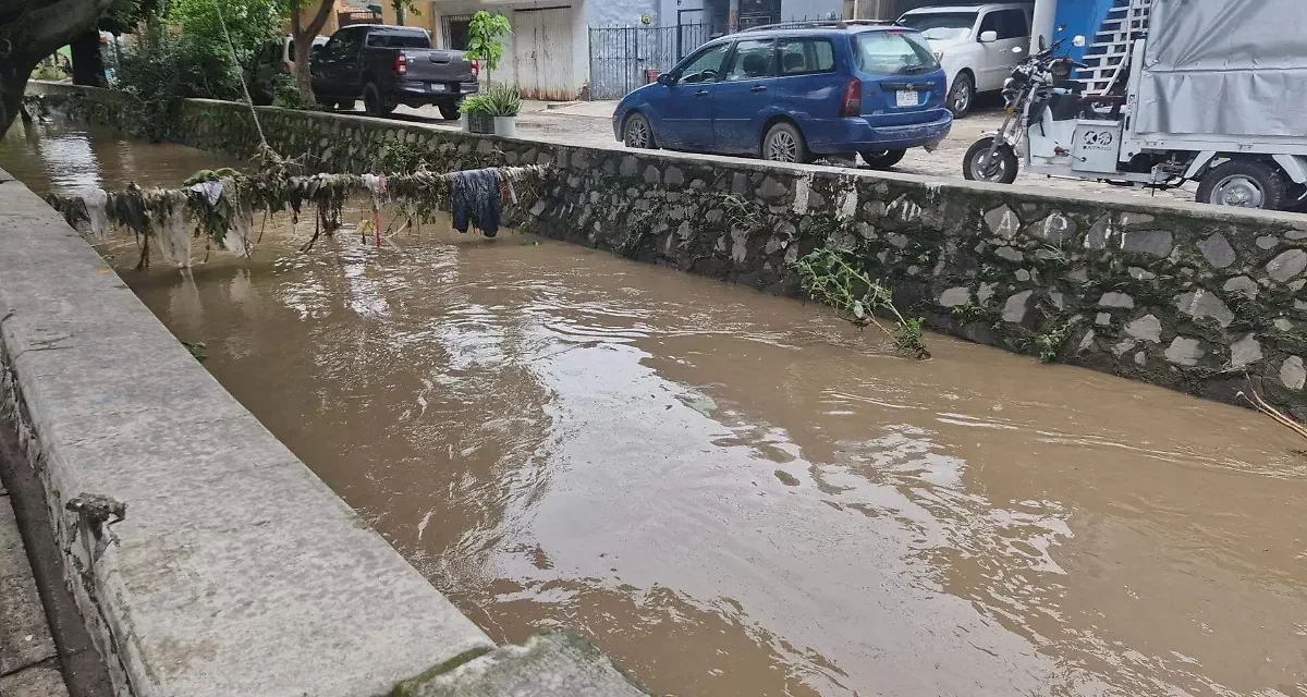 Vecinos de La Estrada se inundan por segundo día consecutivo en Zapopan