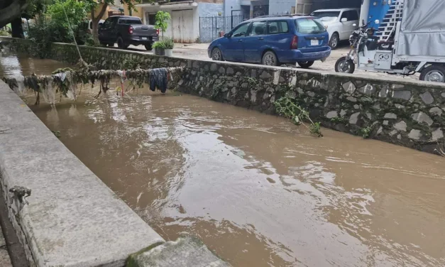 Vecinos de La Estrada se inundan por segundo día consecutivo en Zapopan