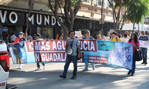 Marchan en Guadalajara para exigir freno al cobro y privatización del agua