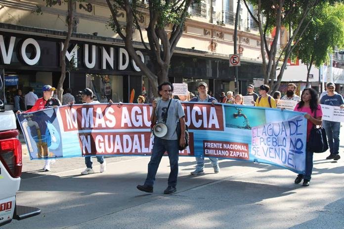 Marchan en Guadalajara para exigir freno al cobro y privatización del agua