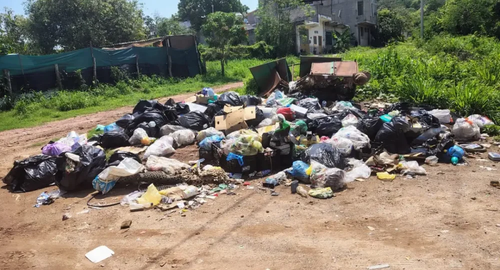 Vecinos de Santa Elena amenazan con protesta por acumulación de basura, en Puerto Vallarta