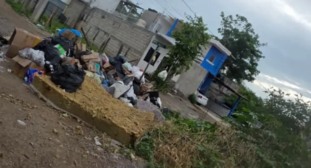 Basura rebasa a vecinos de Getsemaní, en Puerto Vallarta; más de 20 días sin servicio de recolección