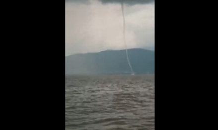 “Culebra de agua” sorprende en el Lago de Chapala: captan impresionante tromba marina | VIDEO