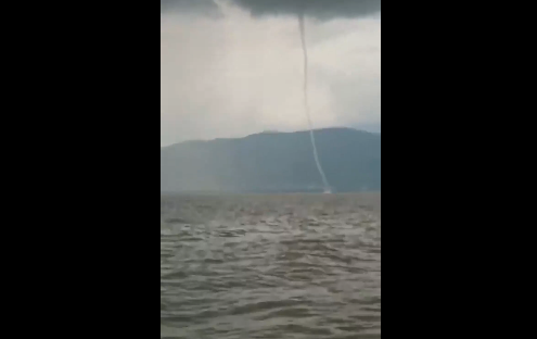 “Culebra de agua” sorprende en el Lago de Chapala: captan impresionante tromba marina | VIDEO