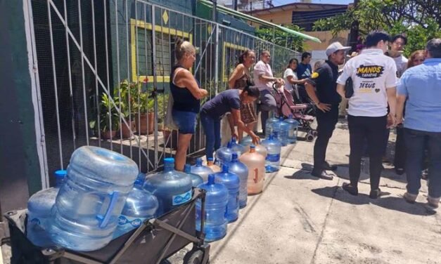Ante problemas de suministro, fundación lleva agua purificada gratuita a colonias de Guadalajara
