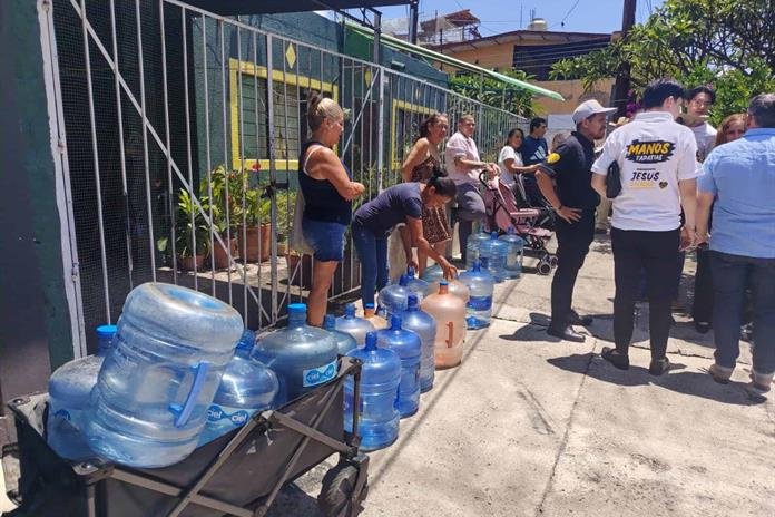 Ante problemas de suministro, fundación lleva agua purificada gratuita a colonias de Guadalajara