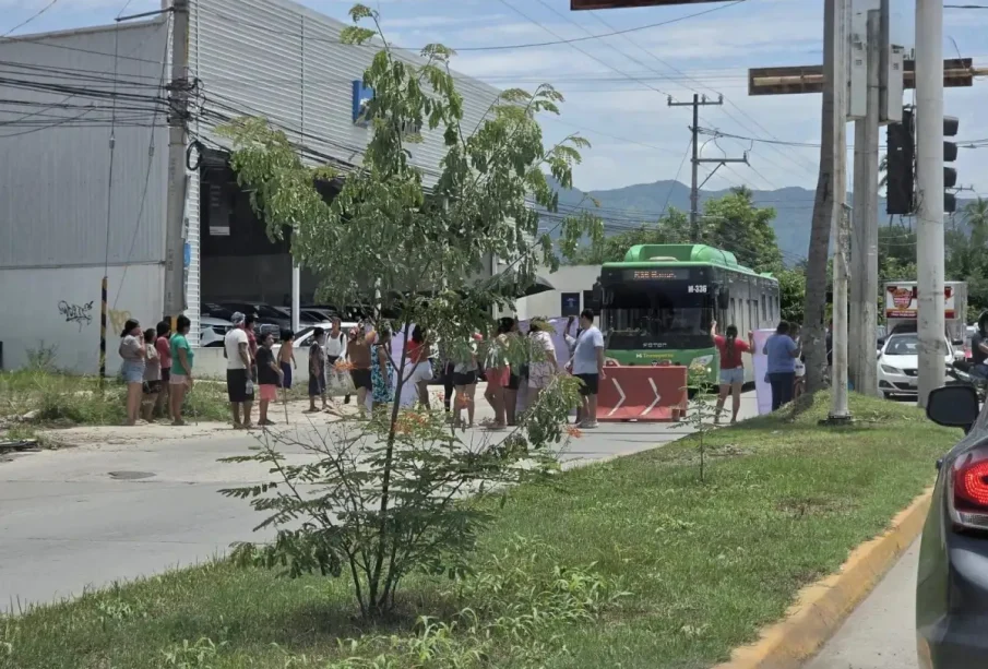 Cierran vecinos de Mojoneras Avenida México por inundaciones