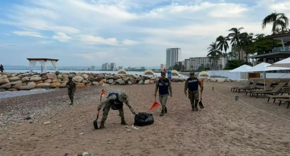 Elementos de la Secretaría de Marina recolectan 90 kilos de basura en Playa Camarones
