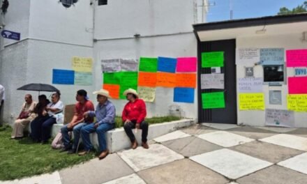 Vecinos protestan por mala calidad del agua durante sesión de la Junta de Gobierno del SIAPA