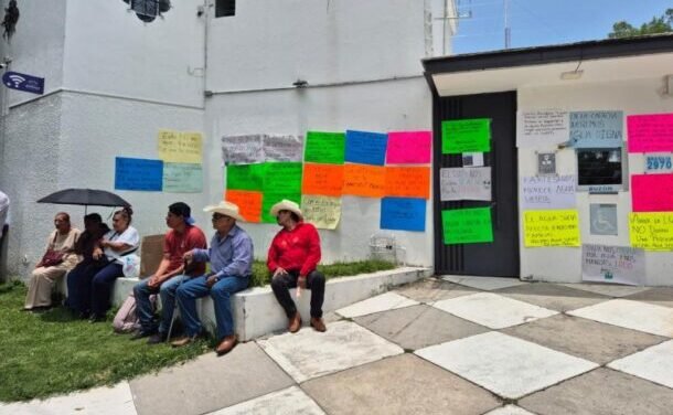 Vecinos protestan por mala calidad del agua durante sesión de la Junta de Gobierno del SIAPA