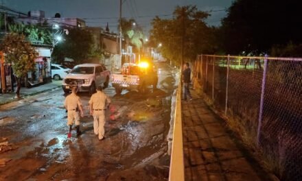 Desbordamiento de arroyos deja 12 viviendas afectadas y tres autos arrastrados en Zapopan