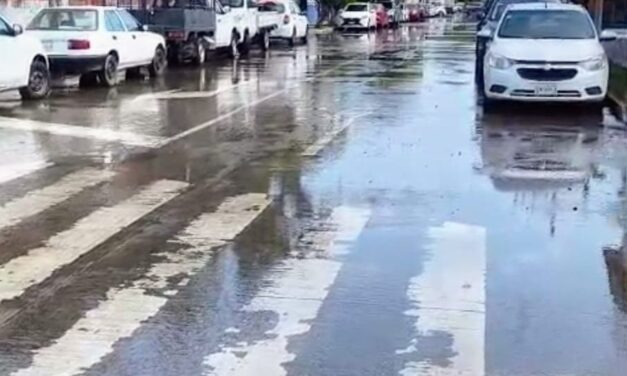 Aguas negras siguen en calles de Versalles y terminan en Playa Las Glorias de Puerto Vallarta