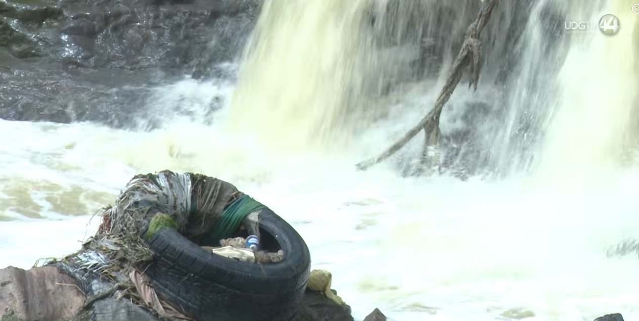 Seis meses después, siguen vertiendo aguas residuales al Arroyo Seco
