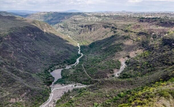 Lluvias desbordan aguas negras en la barranca de Huentitán