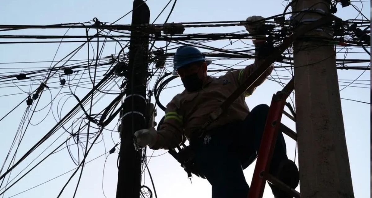 Autoridades informan que solo dos empresas retiran cableado obsoleto en Guadalajara pese a que hay 18 en la ciudad