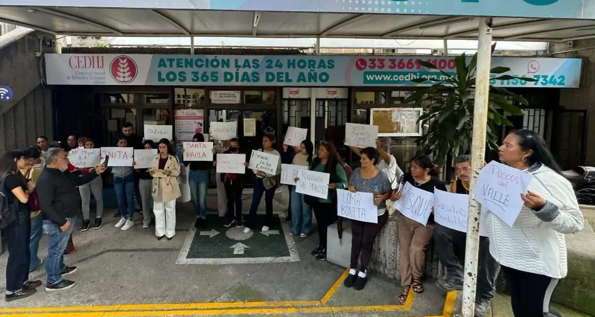 Vecinos de Tonalá llevan agua turbia a Derechos Humanos; exigen abasto y calidad