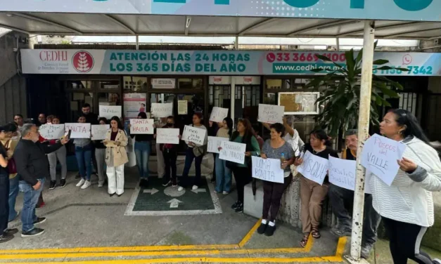 Vecinos de Tonalá llevan agua turbia a Derechos Humanos; exigen abasto y calidad