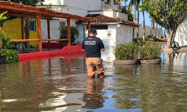 Río Cuale se desborda en Puerto Vallarta; buscan a turista arrastrada por la corriente