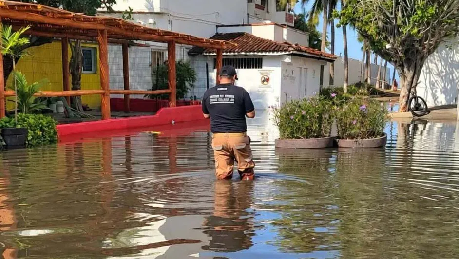 Río Cuale se desborda en Puerto Vallarta; buscan a turista arrastrada por la corriente