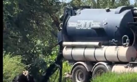 Investigan a chofer en El Salto por arrojar lodos de desazolve a un canal en La Azucena