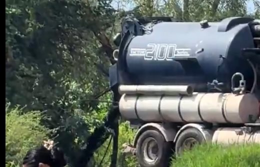 Investigan a chofer en El Salto por arrojar lodos de desazolve a un canal en La Azucena