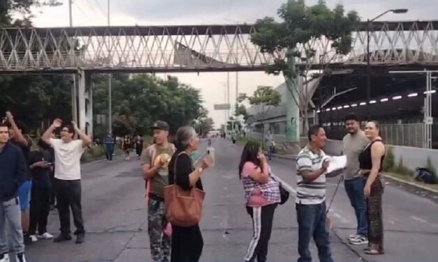 Vecinos de El Sauz protestan de nuevo por agua de mala calidad; cierran Colón