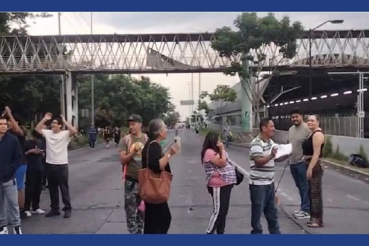 Vecinos de El Sauz protestan de nuevo por agua de mala calidad; cierran Colón