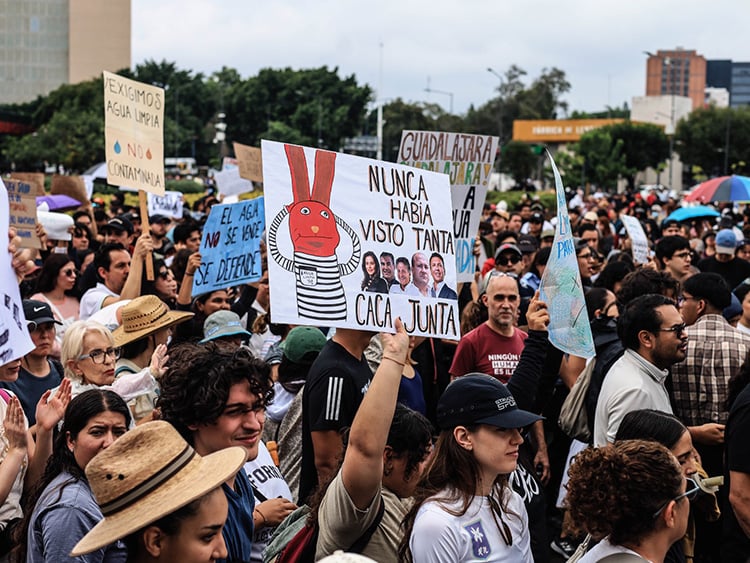 Marchan más de 10 mil y reclaman agua limpia