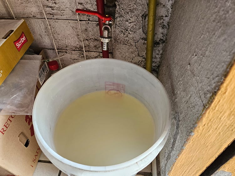 El Sauz, con agua menos apestosa, pero aún amarilla