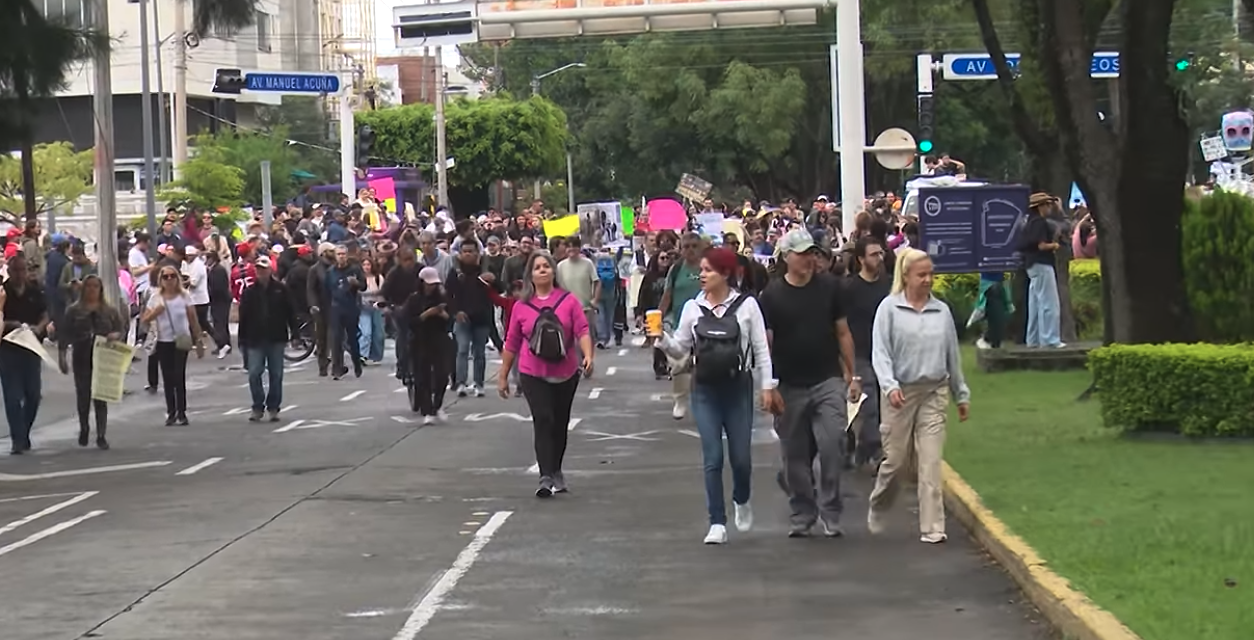 Manifestantes exigen agua limpia, justicia y empatía
