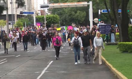 Manifestantes exigen agua limpia, justicia y empatía