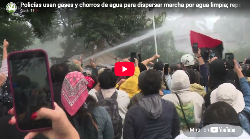 Policías usan gases y chorros de agua para dispersar marcha por agua limpia; reportan detenidos
