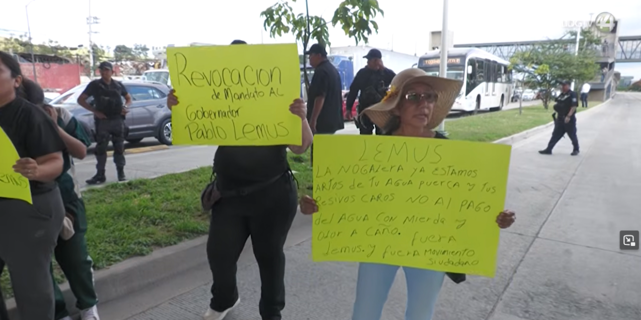 Bloquean las principales avenidas en protesta por el agua sucia que llega a la ZMG