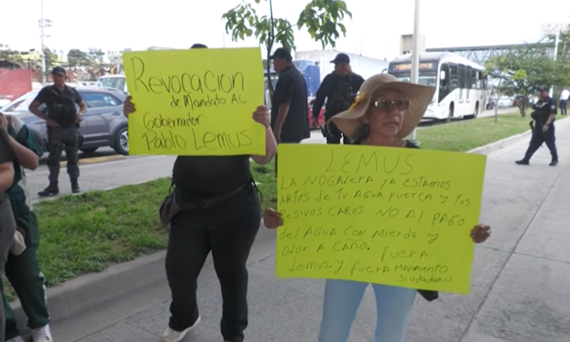 Bloquean las principales avenidas en protesta por el agua sucia que llega a la ZMG